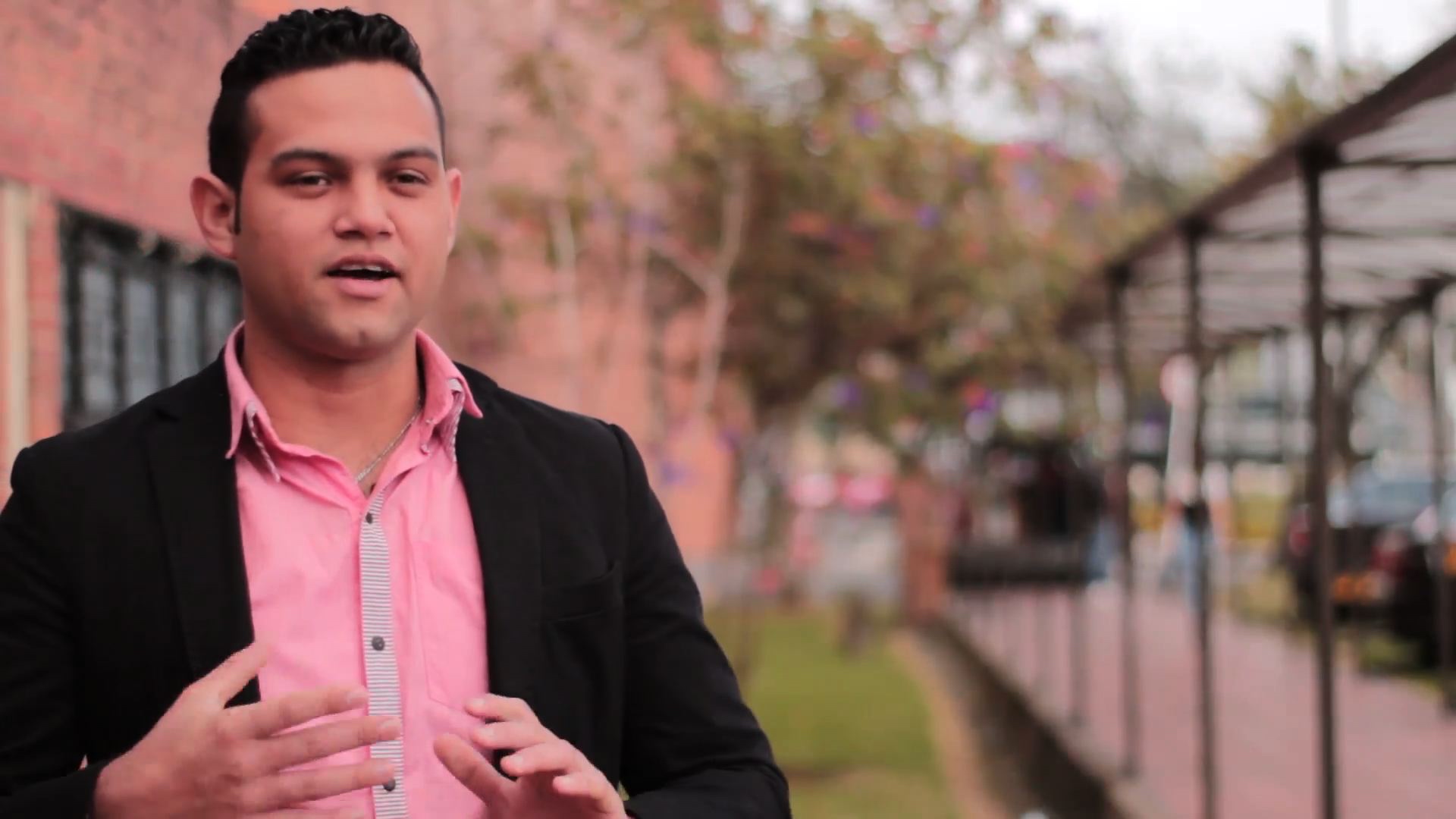 Adrian Chamorro, creador del guante que traduce el lenguaje de señas colombiano