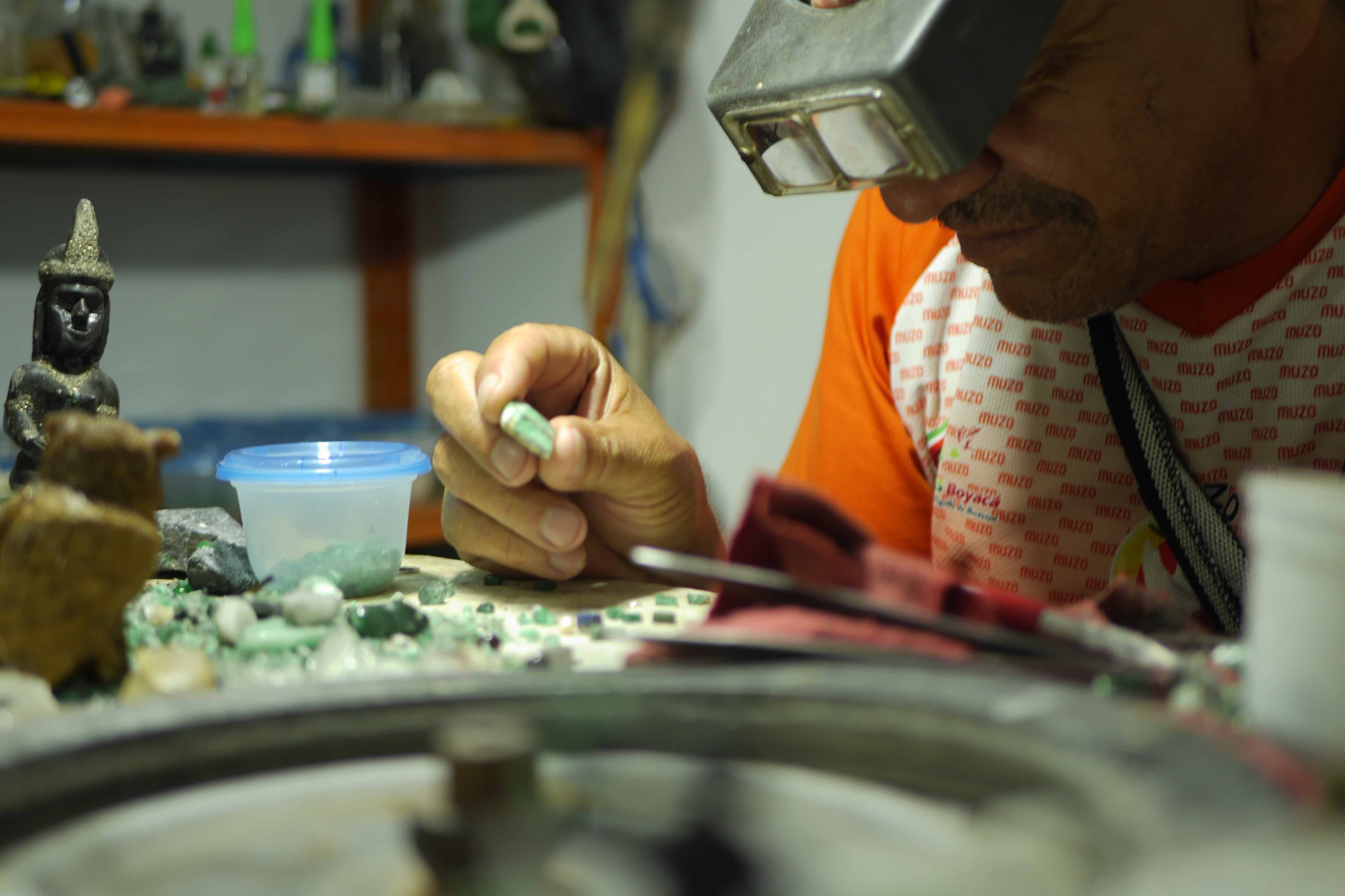 Artesano trabaja con esmeraldas en Muzo Boyacá