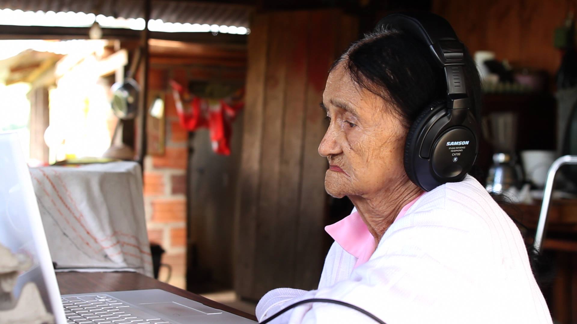 Abuelia Sixta Tulia escuchando una video carta - Documental 'Nosotras'