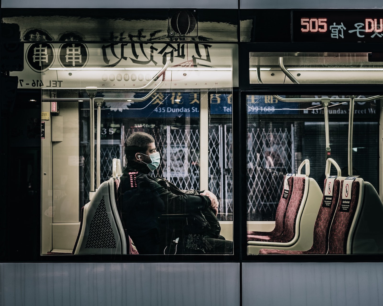 ¿Qué restricciones existen para viajar en avión a otro país?