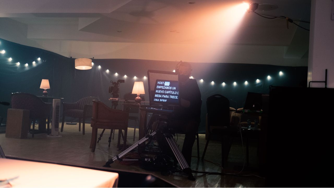 Nos sentamos con Leonor Espinosa, conductora de Mesa para Trece