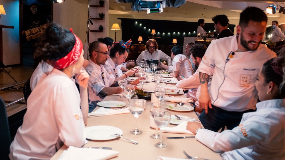 Nos sentamos con Leonor Espinosa, conductora de Mesa para Trece