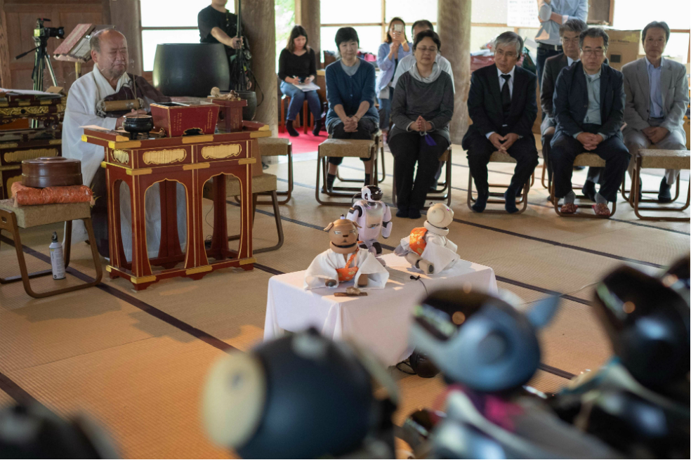 Funeral masivo de perros robots en Japón / Foto: AFP