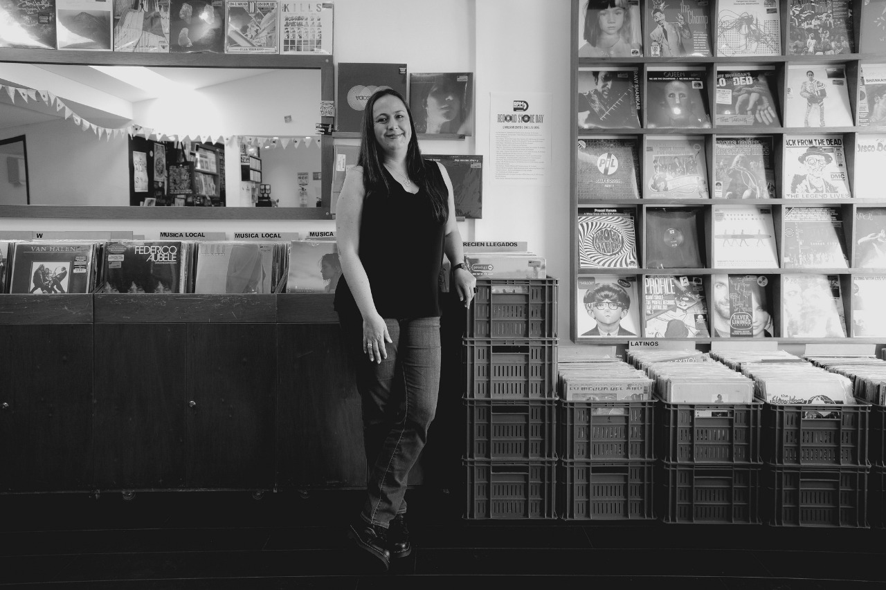 Liliana Andrade en su tienda de discos RPM Records. Foto: María Alejandra Villamizar/Canal Trece