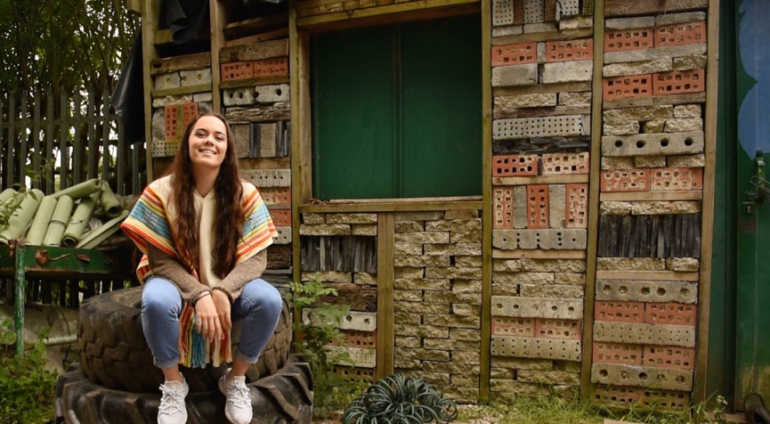 De Colombia para Francia: una caleña que cautiva con su voz y energía