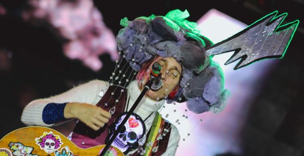 Un gramófono, el particular vestido de Andrea Echeverri en los Grammy 2019