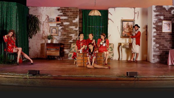 El Teatro Nacional presenta ‘1980’, la primera serie teatral híbrida del país