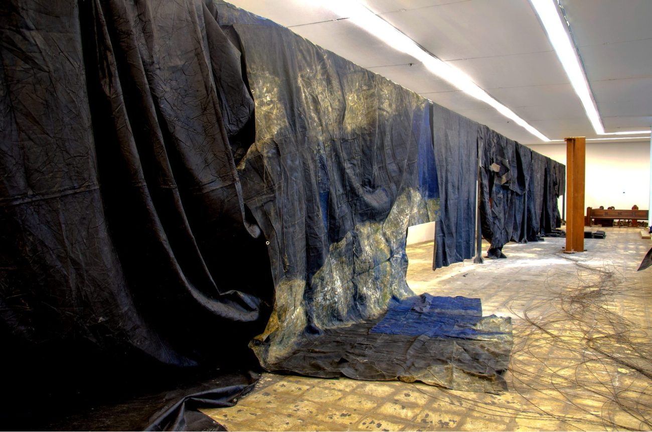 ‘Condiciones aún por titular’: el laberinto negro de Óscar Murillo en el Museo de Arte de la Universidad Nacional