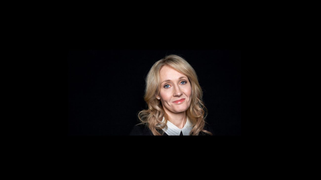 J.K.Rowling sigue firmando como hombre algunos de sus libros