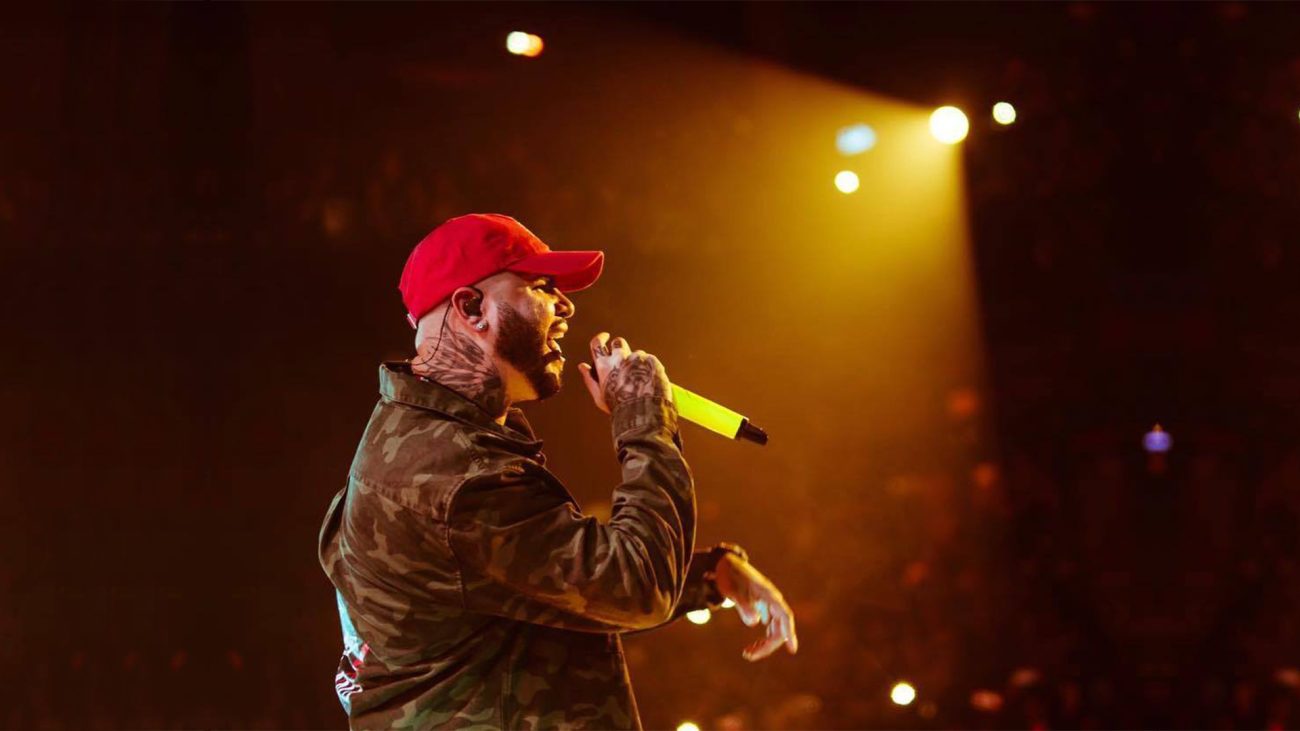 ¿Deberían ofrecer disculpas Farruko y Victor Manuelle por la letra de 'Amarte Duro'?