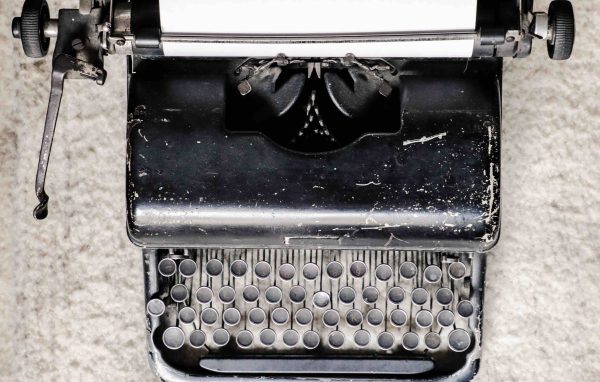 Emilio Ortega, el escritor de 80 años que se volvió famoso por un tweet