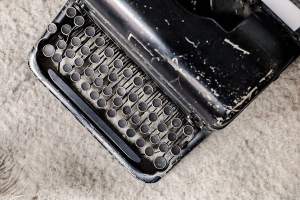 Cuatro casos de escritoras que publicaron con seudónimos