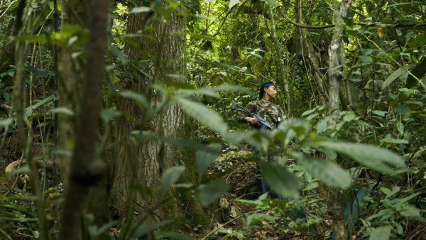 “Como la muerte está tan presente, el amor en la guerrilla es muy urgente”: Tomás Pinzón, director de ‘La paz’