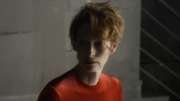 Tilda Swinton toma aire en ‘La voz humana’, lo nuevo de Almodóvar