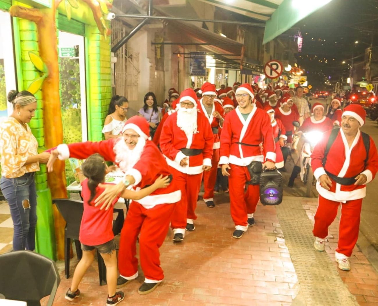 Adultos mayores se convierten en papás y mamás Noel para iluminar la Navidad en Mesitas del Colegio