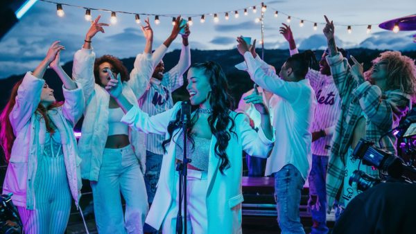 XOFI da la bienvenida al 2024 con “Trukito”, una cumbia con un toque urbano