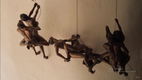 Emiro Garzón, escultor de historias en barro, madera y cemento