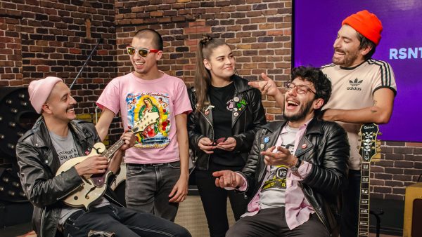 Apréndete los temas de las bandas de la escena alternativa en Caraoqué Gaitán