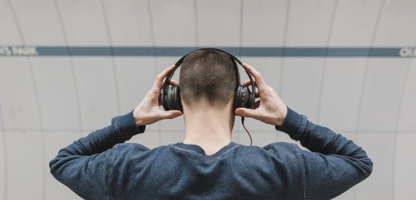 Cómo escuchar videos de YouTube con la pantalla apagada