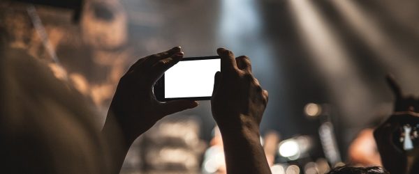 ¿Se debe prohibir el uso de celulares en los conciertos?