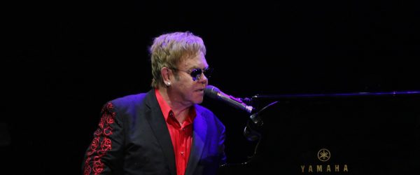 ¿Por qué Elton John se retira de los escenarios?