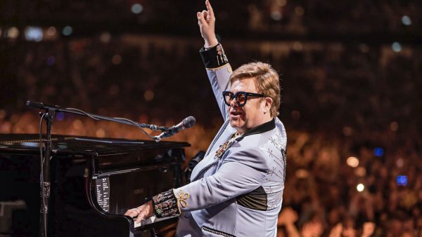 Hoy Sir Elton John cumple 74 años