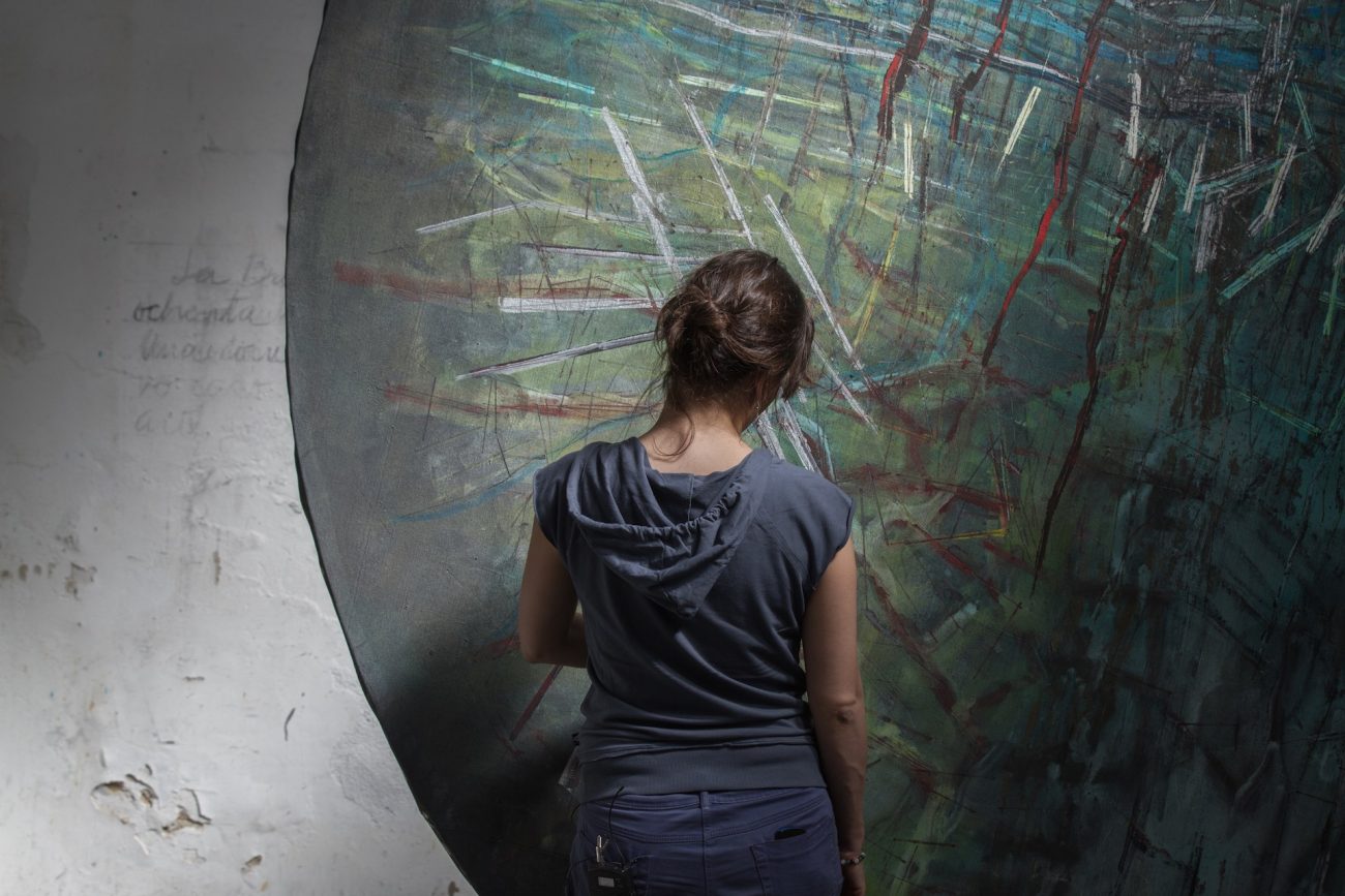 “Tener un papá pintor me ha enseñado a mirar”: Ana Salas, directora del documental ‘En el taller’