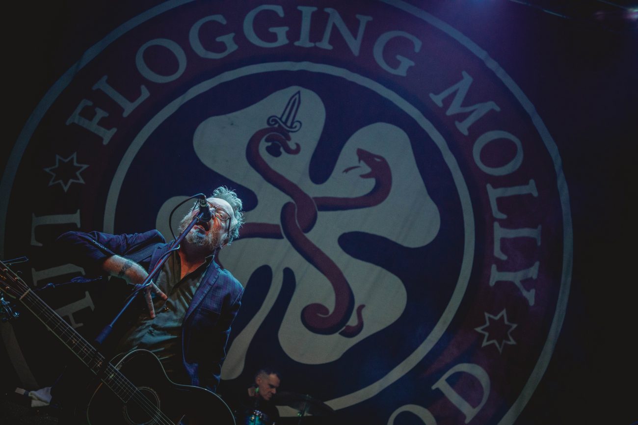 Flogging Molly: una noche de nostalgia, desorden y resistencia
