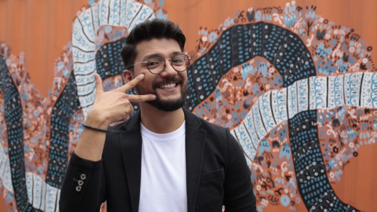 Enseñando la seña con Christian Briceño