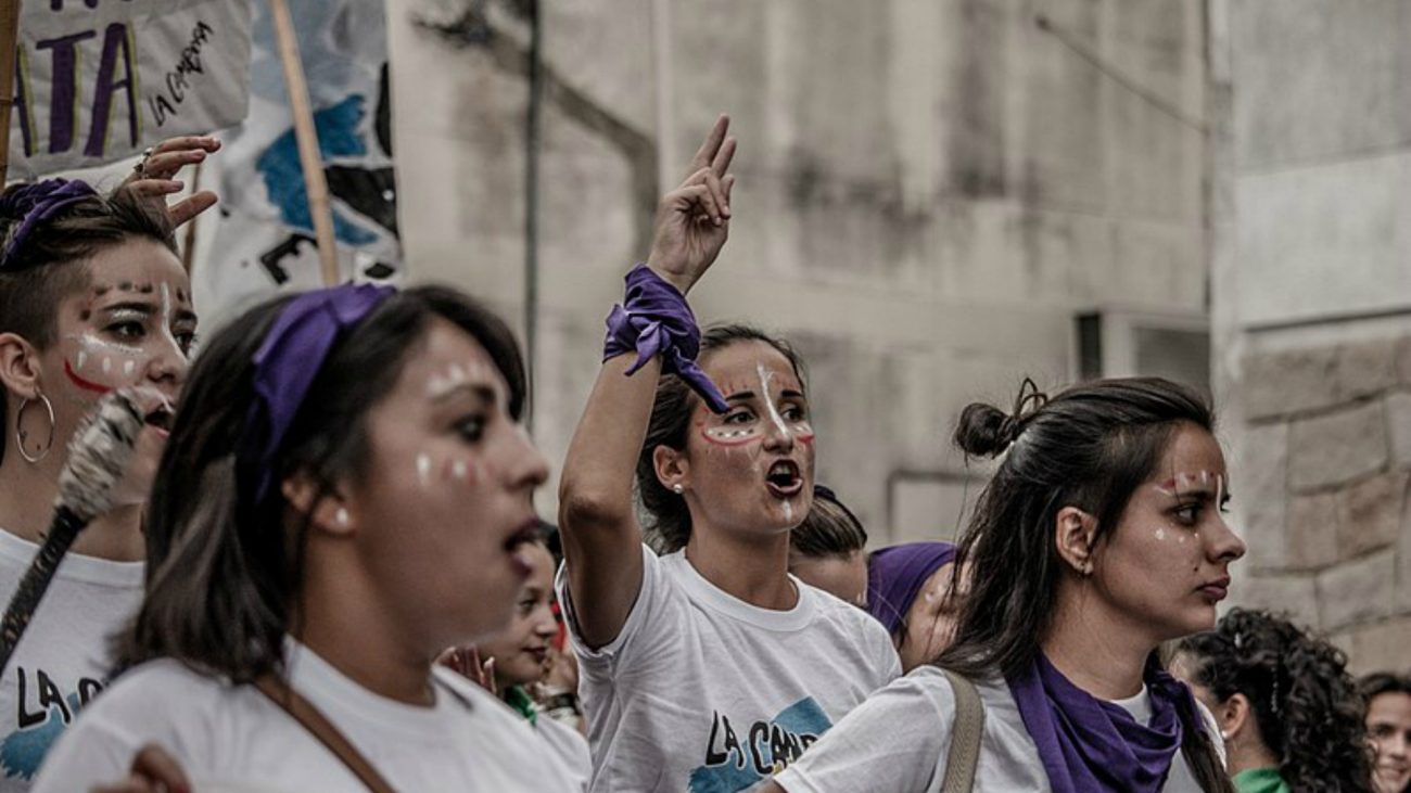 Líneas de denuncia contra el maltrato a las mujeres durante la cuarentena