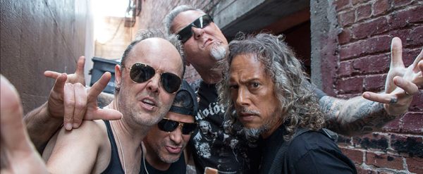 Metallica canta 'El muerto vivo' en Barcelona