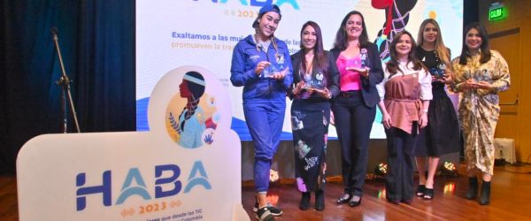 Mujeres colombianas reciben reconocimiento 'HABA 2023' por su impacto en la transformación digital del país.