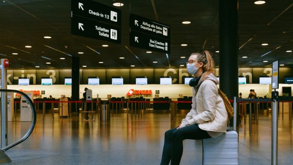 ¿Qué restricciones existen para viajar en avión a otro país?