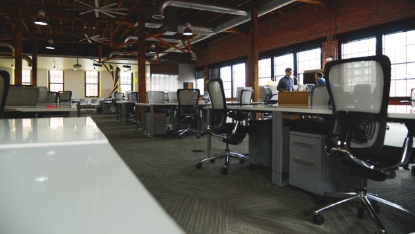 Funcionarios públicos regresarían a oficinas tras fin de la cuarentena