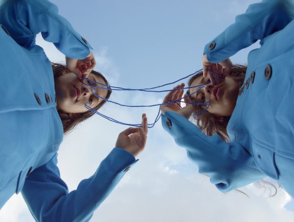 Vale: dos hermanas que juegan a la música