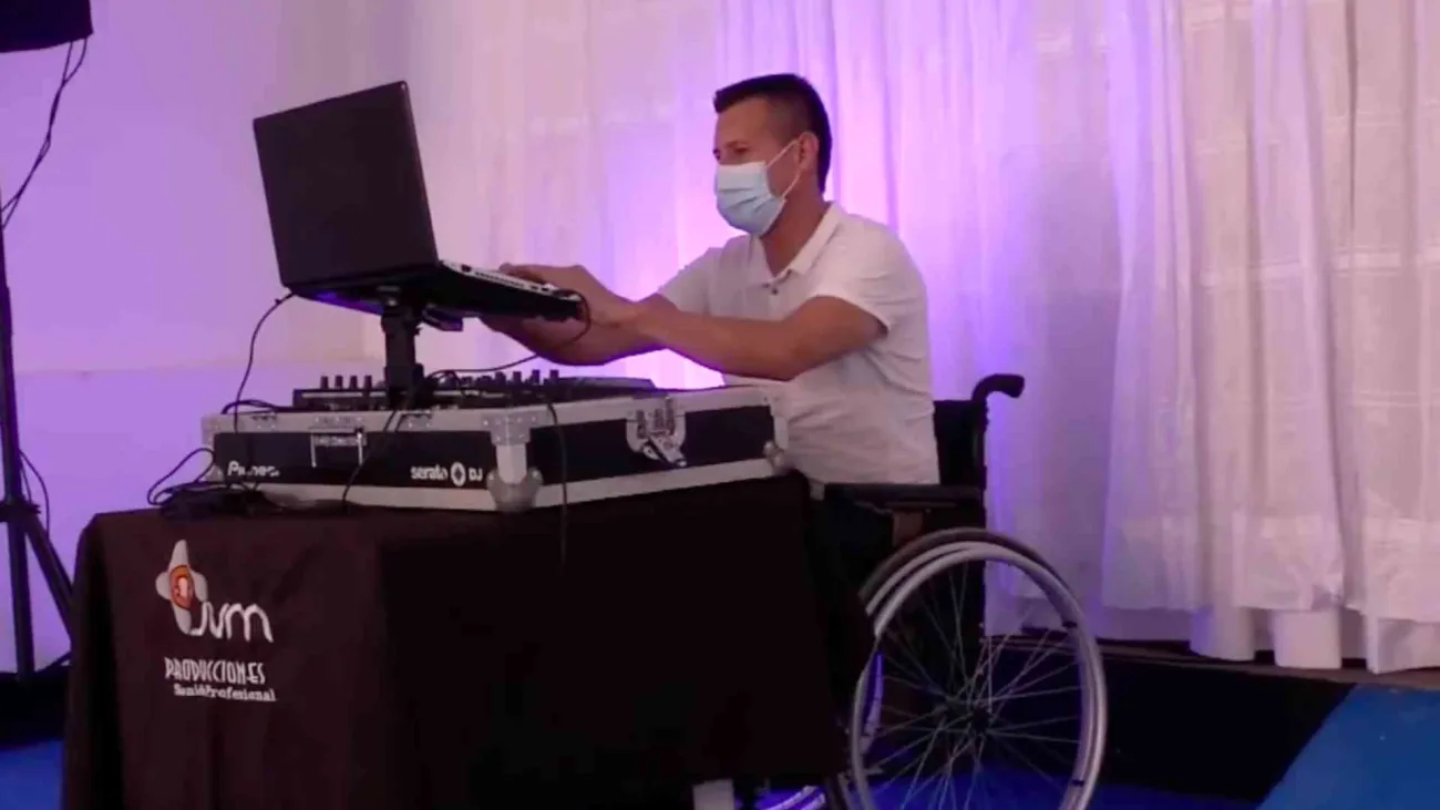 DJ en silla de ruedas es ejemplo de resiliencia en Pasca