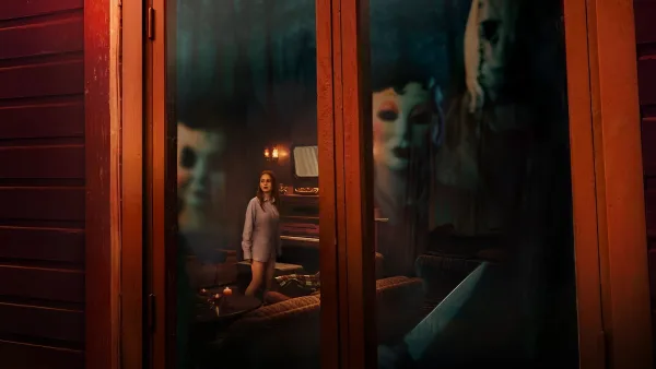 Descubre ‘Los Extraños: Capítulo 1’, la nueva trilogía de terror que promete mantenernos al borde del asiento. Estreno en cines el 30 de mayo de 2024