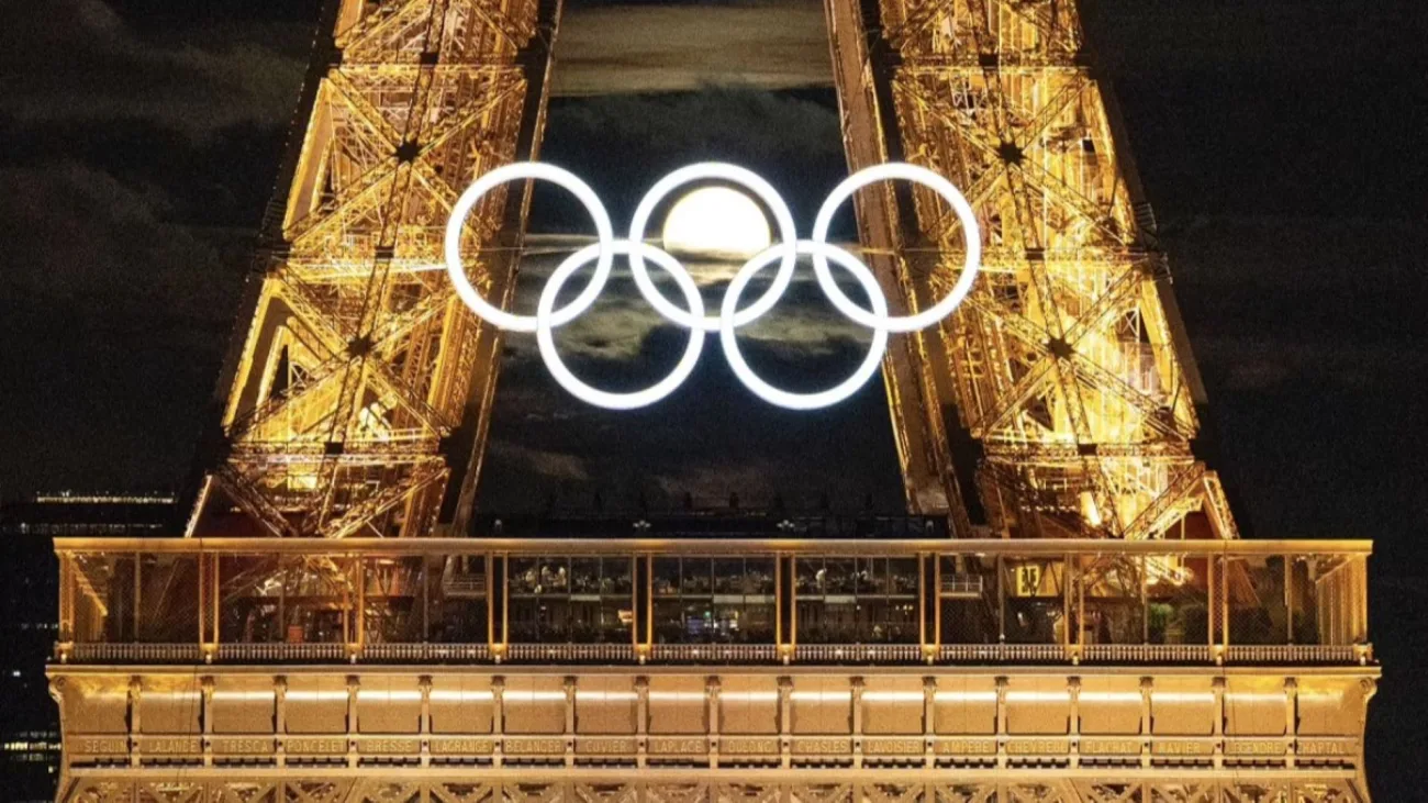 La luna sincroniza perfecto con los anillos olímpicos