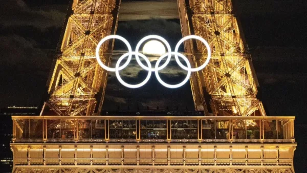 La luna sincroniza perfecto con los anillos olímpicos