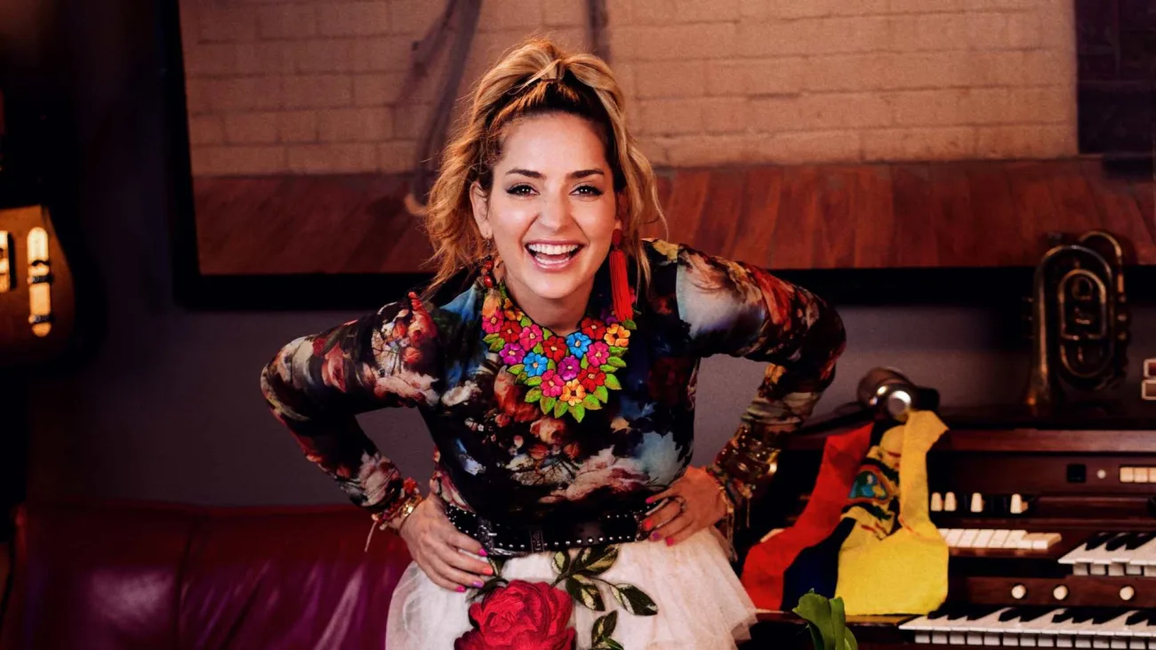 Mirella Cesa nos invita a vivir con autenticidad en su nuevo tema 'Algoritmo'