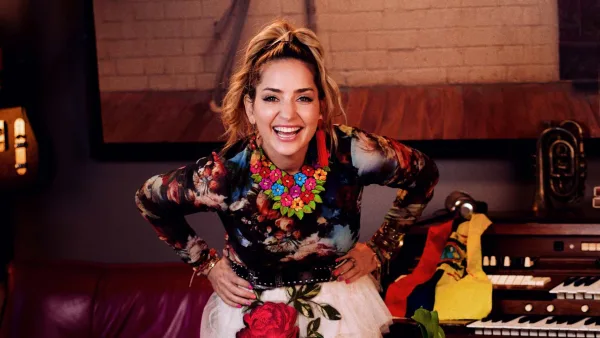 Mirella Cesa nos invita a vivir con autenticidad en su nuevo tema 'Algoritmo'