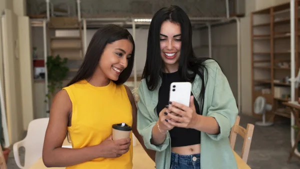 Descubre en qué universidades de Colombia se dictarán los talleres de marketing digital gratuitos para los jóvenes seleccionados en la convocatoria "Jóvenes Que Transforman". ¡Conoce las sedes y participa!