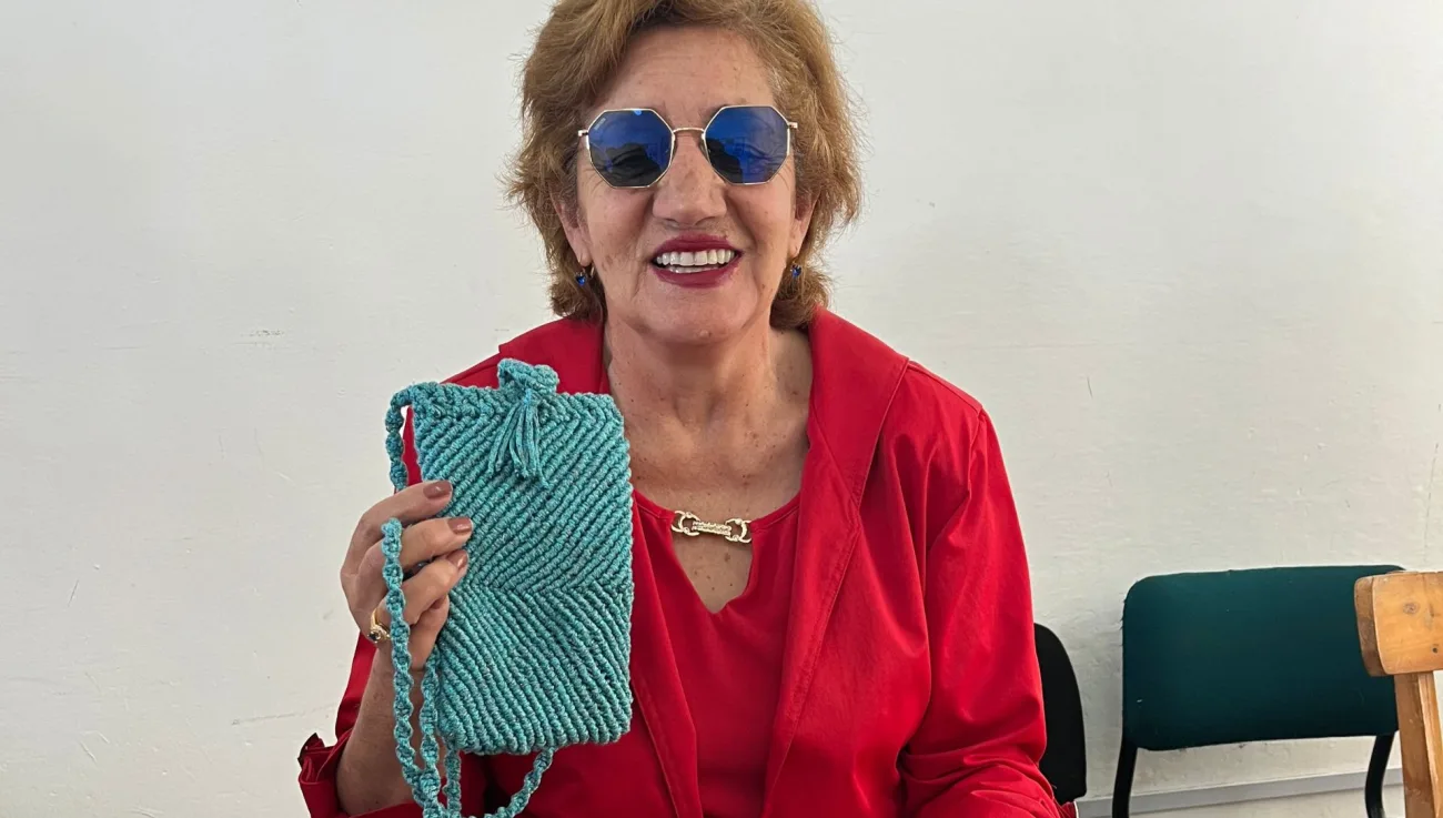 Mujer con discapacidad visual despierta admiración por su habilidad para tejer 