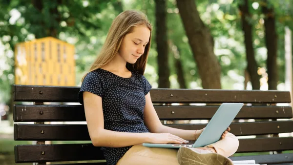 : Colombia implementa una red nacional de zonas WiFi gratuito para cerrar la brecha digital y garantizar el acceso a internet a toda la población.