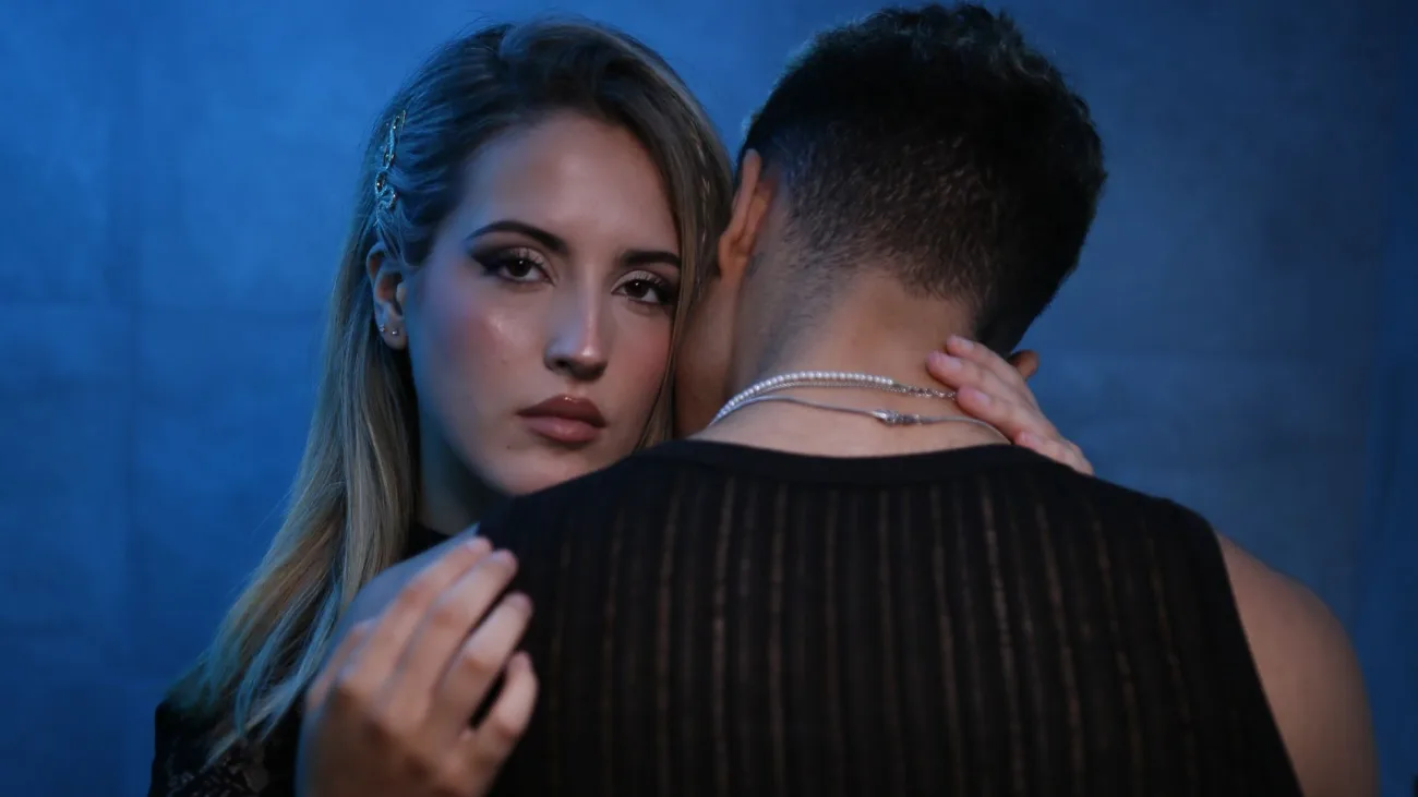 La artista valenciana Ginebra anuncia el lanzamiento de su single “Tatuaje negro” el cual es una fusión de de ritmos urbanos con música electrónica.