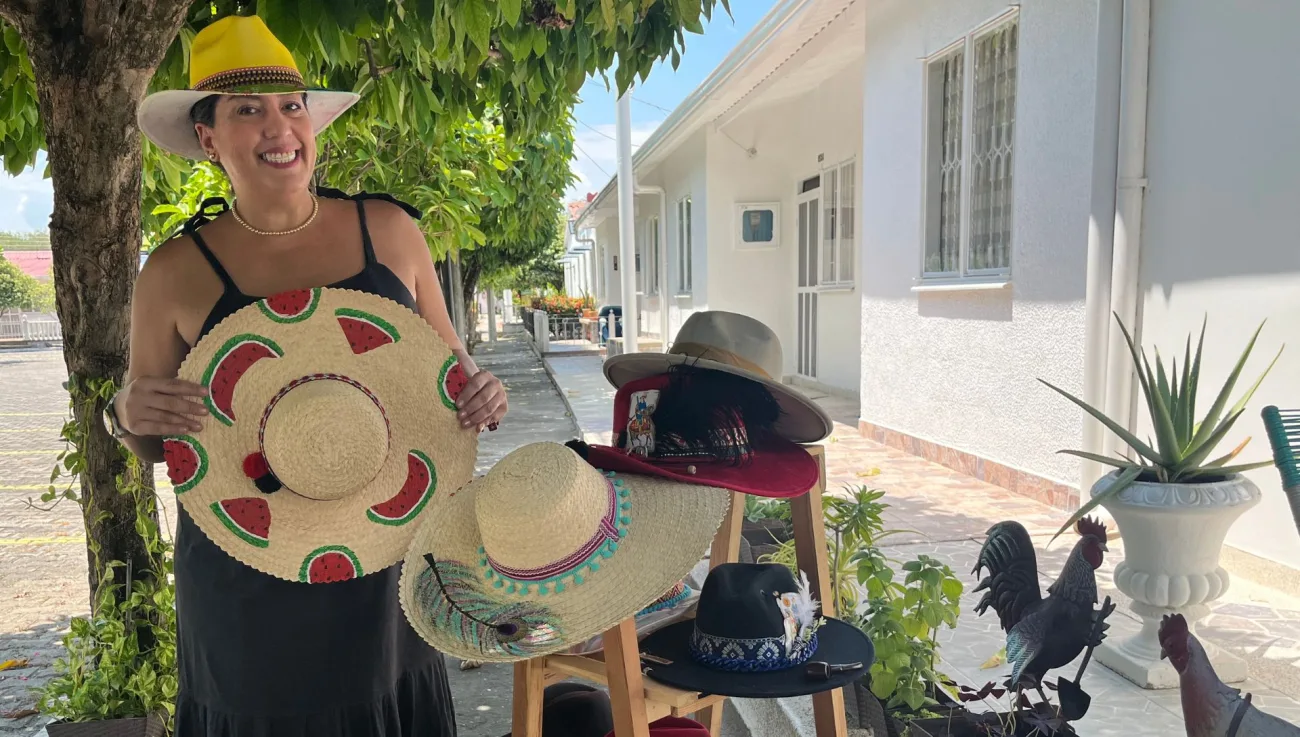 Mujer en Girardot se hizo popular por personalizar sombreros típicos
