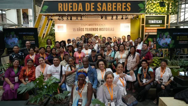 Artesanos étnicos productivos para la paz