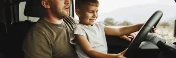 ¿Desde qué edad pueden los niños viajar en el asiento del copiloto?