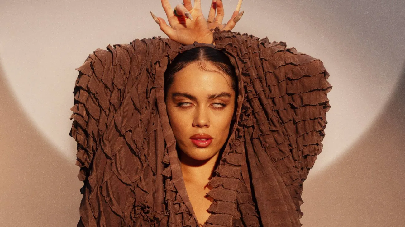 La colombiana, cantante y compositora Drea Dury presenta su nuevo disco “Palmera Nights” una obra con la que abre las puertas a su público para que conozcan su mundo nocturno.