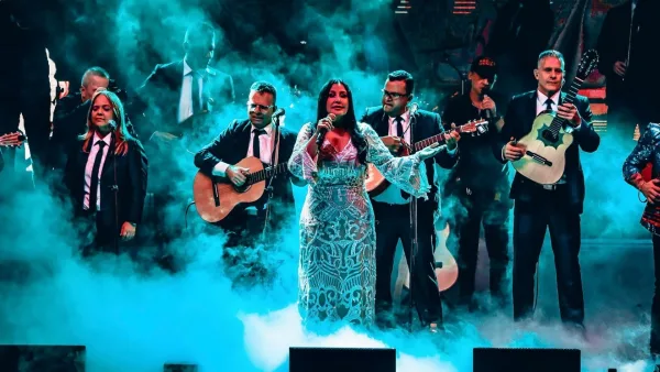 Prepárate porque Guatapé pronto se vestirá de celebración por su tradicional evento de las *Fiestas de los Zócalos, el Turismo y el Embalse,